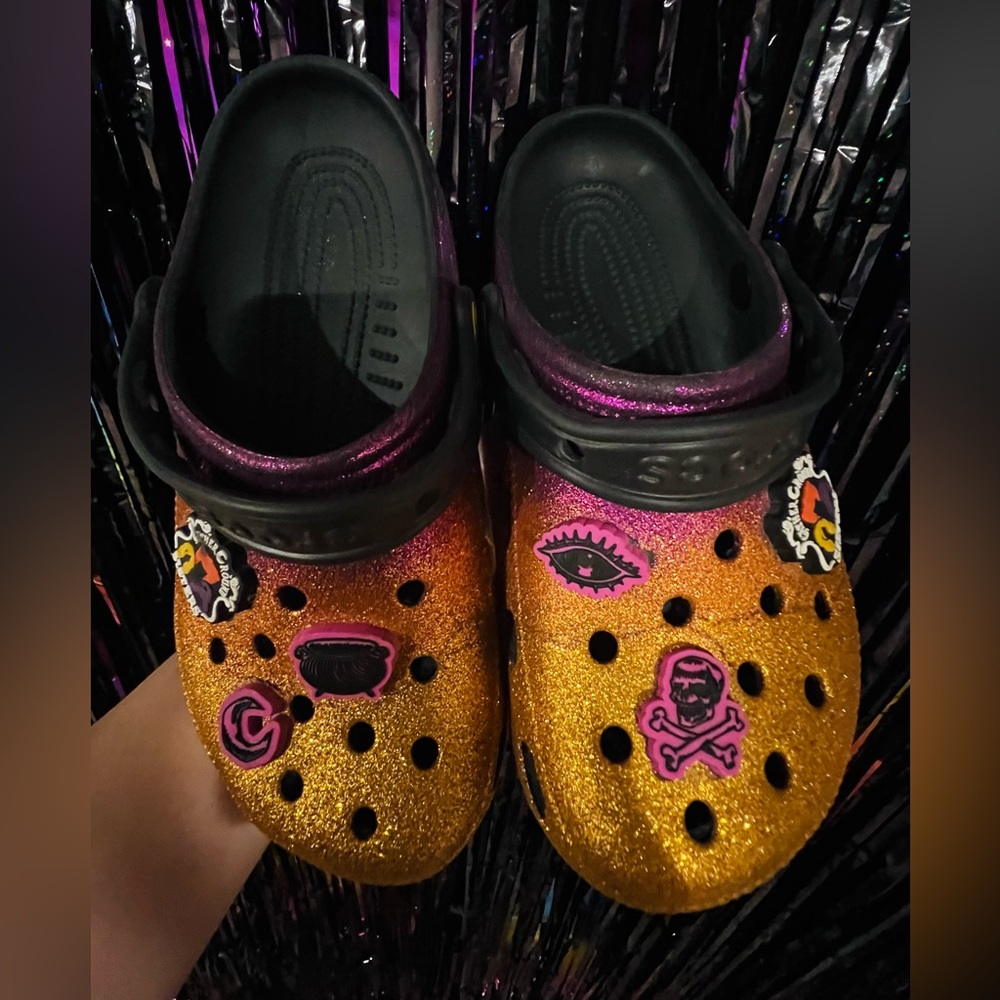 Women’s glitter size 7 Hocus Pocus crocs - Picture 3 of 6